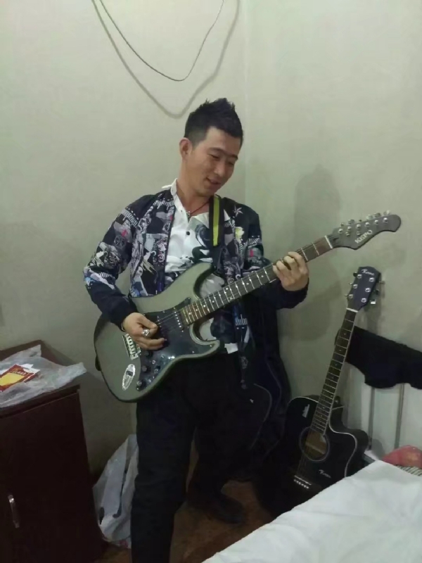 小吉他的第一张照片--沈阳相亲服务中心