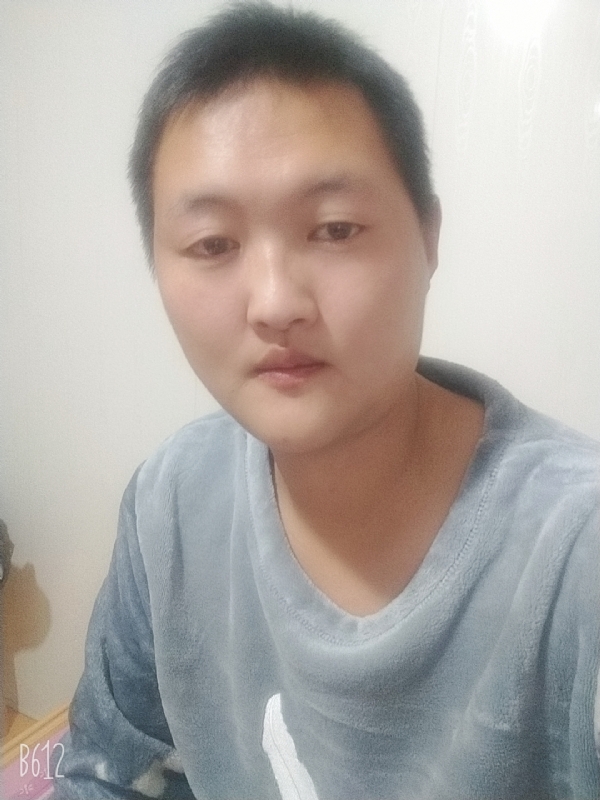 烟圈里透着伤的第二张照片--沈阳相亲服务中心